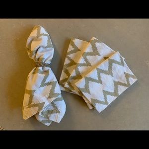 Sur la table cloth zig zag print napkins